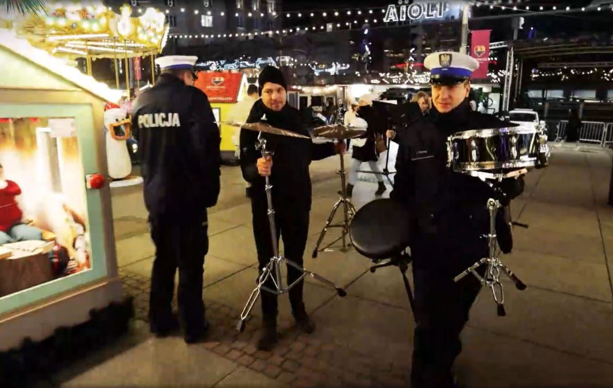 Policjanci zagrali na jarmarku bożonarodzeniowym w Katowicach