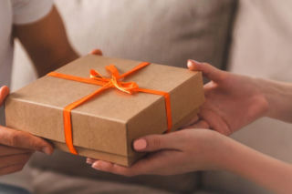 Walentynkowe trendy na Allegro: „Wichrowe Wzgórza”, słodkie podarunki, arabskie perfumy i prezenty z segmentu kidults