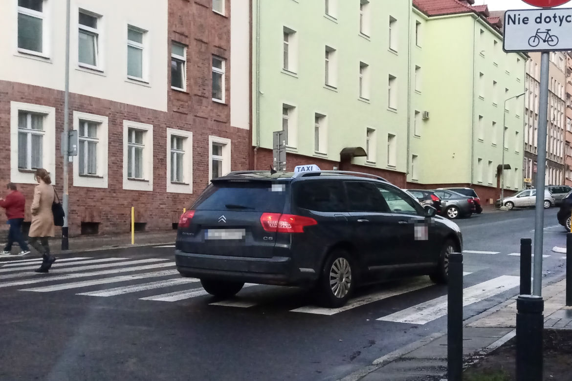 Taksówkarze jeżdżą "pod prąd" na ulicy Wilków Morskich