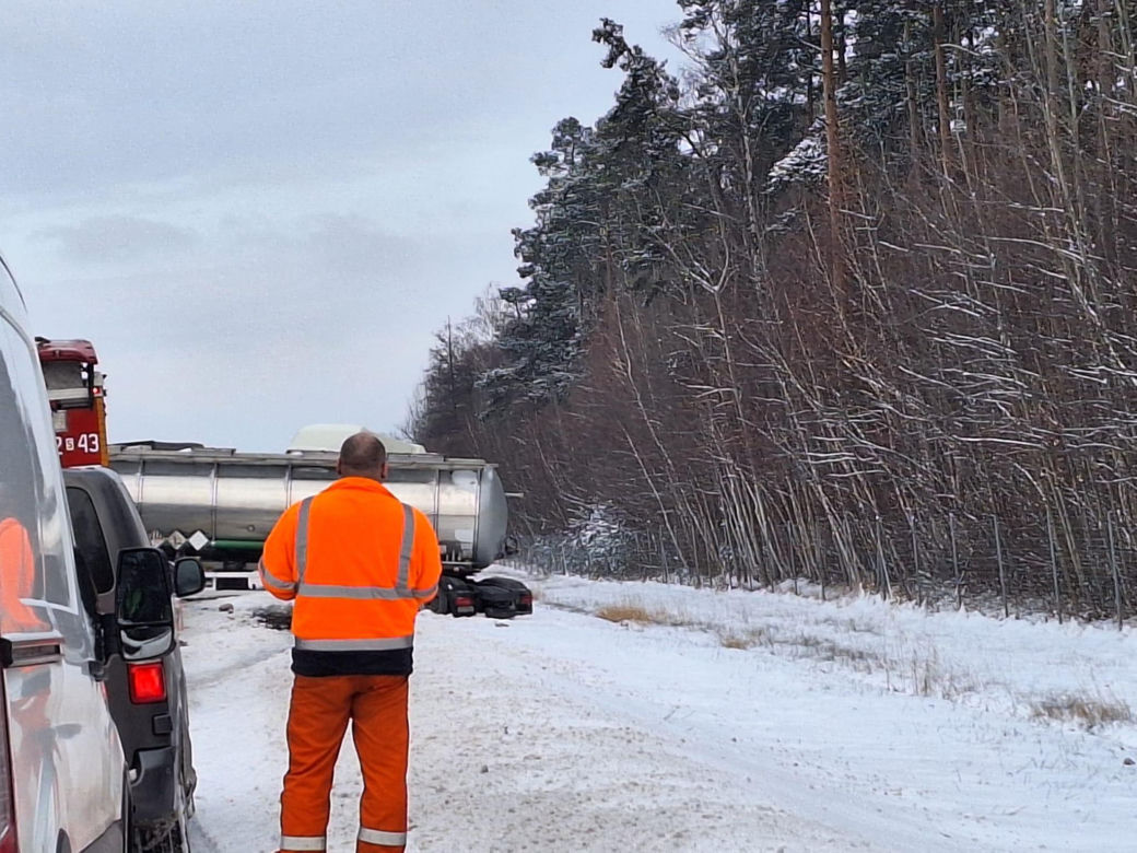 Wypadek na autostradzie A4. Trasa jest oblodzona