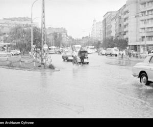 Warszawa zniknęła pod wodą! Zalane ulice i chodniki. Co tam się działo! Archiwalne zdjęcia z lat 60.