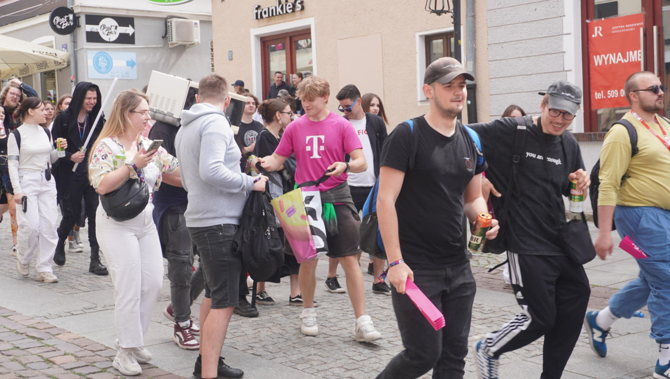 Kortowiada 2024. Parada Wydziałów przeszła ulicami miasta. Studenci tłumnie wzięli udział w imprezie
