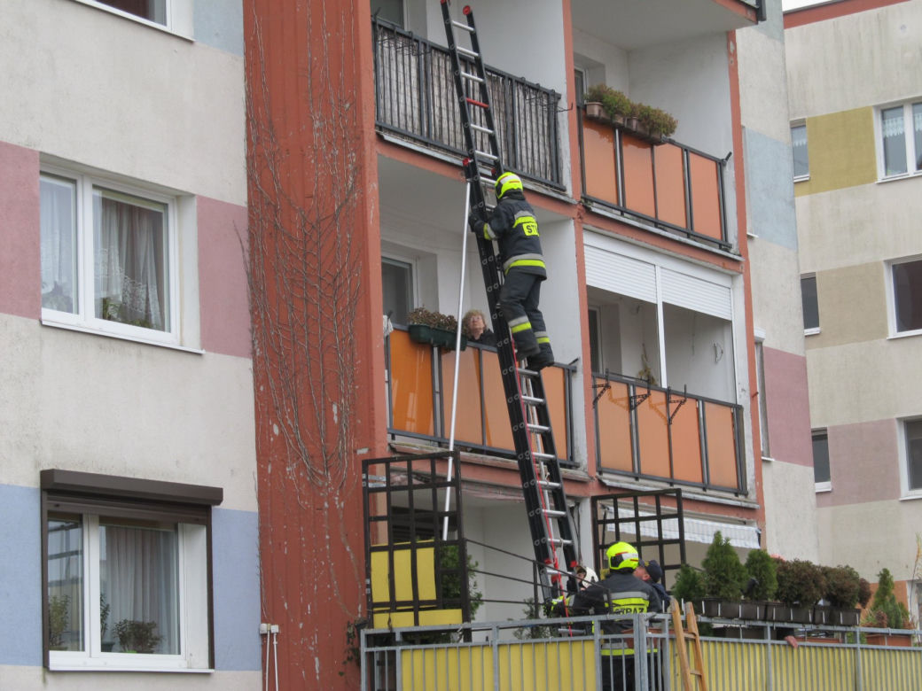 Niesforny urwis zatrzasnął własną matkę na balkonie