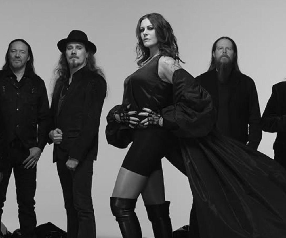 Członkowie zespołu Nightwish w ciemnych strojach. O nowym albumie i planach grupy przeczytasz na EskaRock.