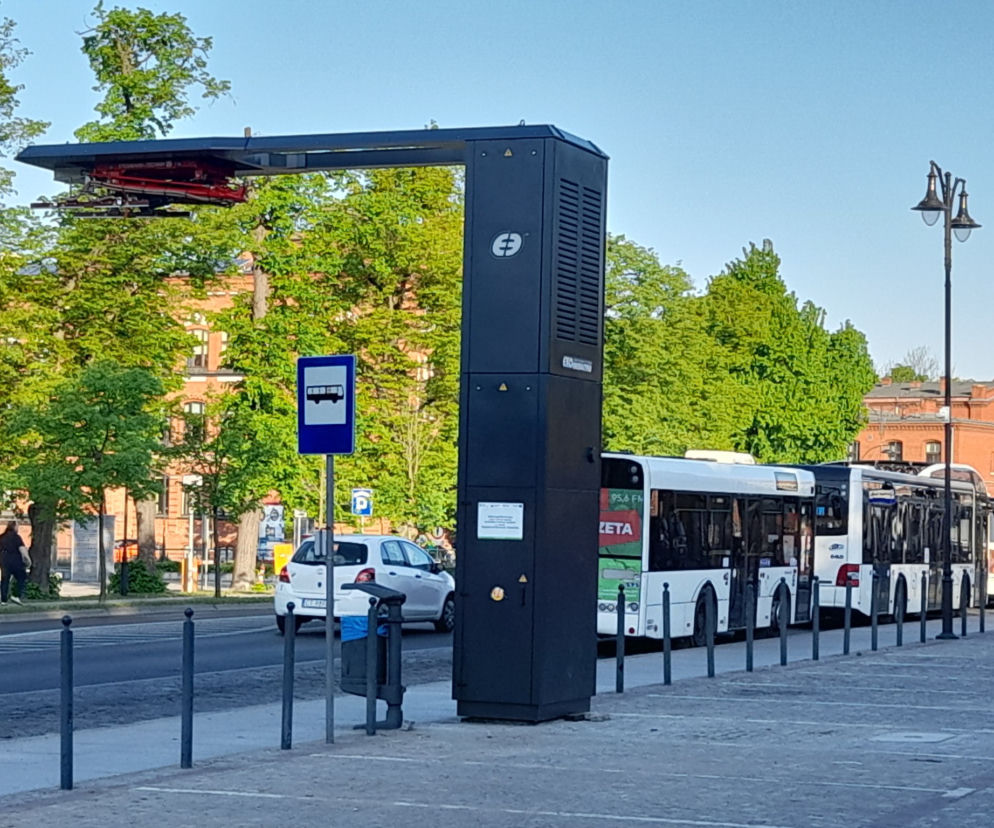 Ładowarki dla autobusów MZK na placu św. Katarzyny w Toruniu