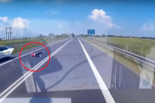 Dramatyczne zdarzenie na DK88 w Gliwicach. Kobieta wyskoczyła z pędzącej taksówki! [WIDEO]