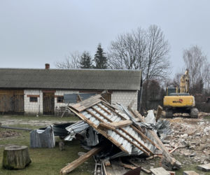 Rozbiórka domu Wesołowskich z Wyryków. Coś się w końcu ruszyło. Taki prezent na święta.