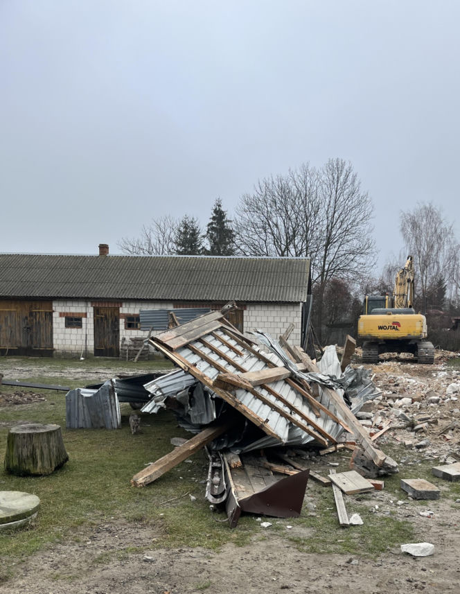 Rozbiórka domu Wesołowskich z Wyryków. "Coś się w końcu ruszyło. Taki prezent na święta".