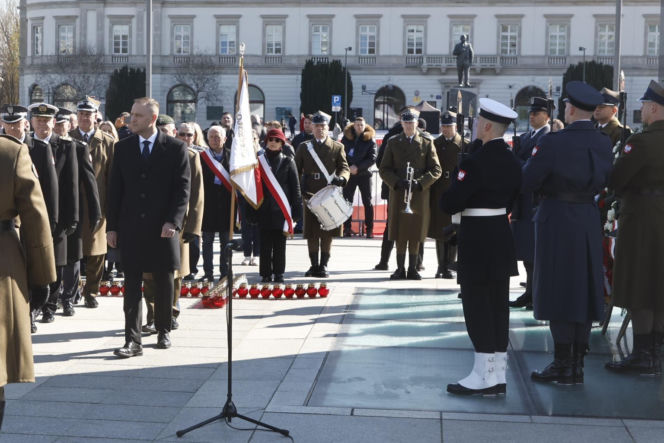 Rocznica katastrofy smoleńskiej. Prezydent Nawrocki uczcił pamięć zmarłych