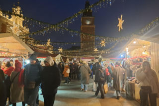 Jarmark Bożonarodzeniowy na Rynku w Krakowie wystartował. Jest drogo, a i tak przyciąga tłumy [GALERIA]