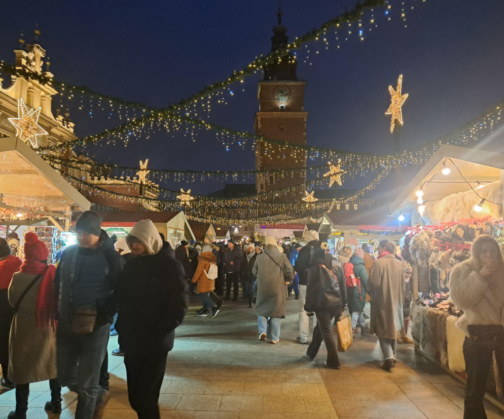 Jarmark Bożonarodzeniowy na Rynku w Krakowie wystartował. Jest drogo, a i tak przyciąga tłumy [GALERIA]