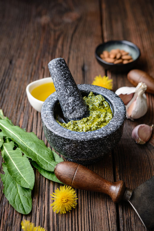 Pesto z mniszka lekarskiego i migdałów