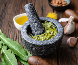 Pesto z mniszka lekarskiego i migdałów
