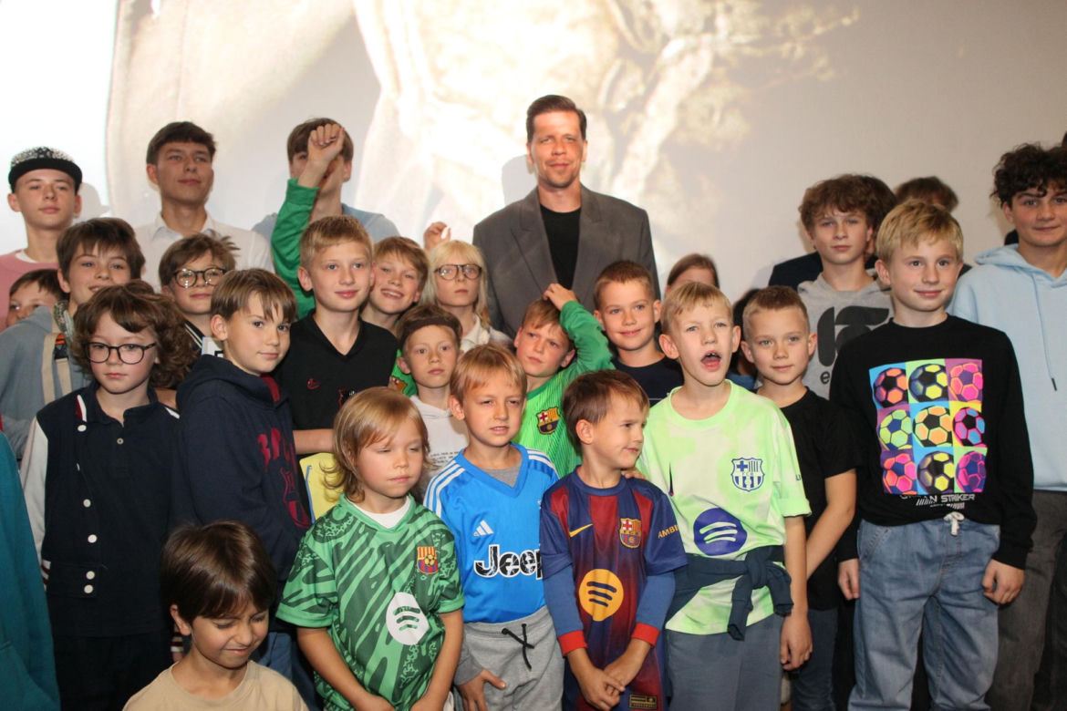 Wojciech Szczęsny z dziećmi na premierze filmu o sobie