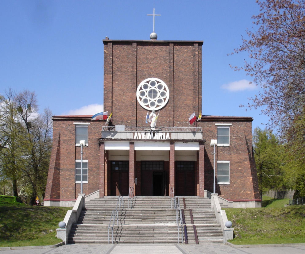 Ceglany kościół w Wojkowicach z napisem Ave Maria nad wejściem. O historii miasta na Śląsku przeczytasz na Eska Śląskie.