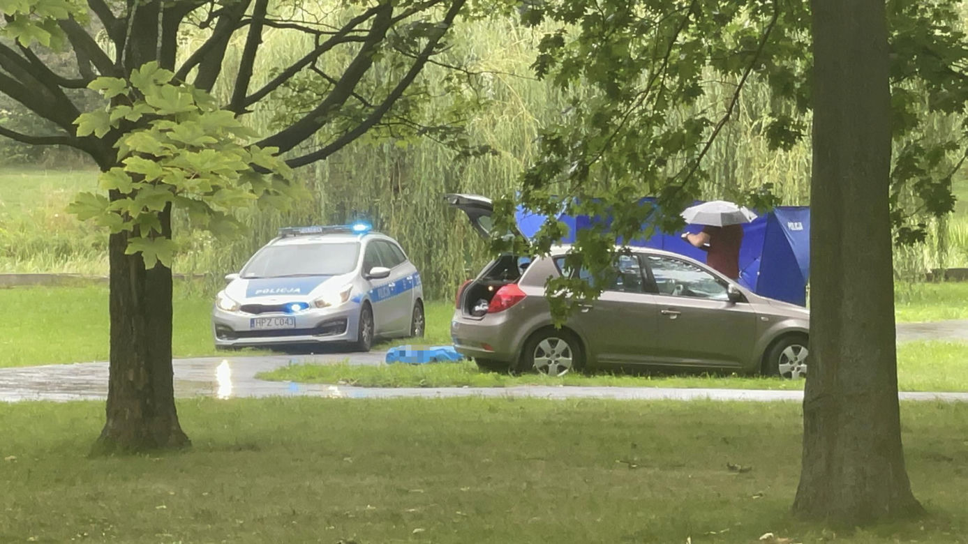 Leżał na ławce bez oznak życia. Ratunek przyszedł za późno