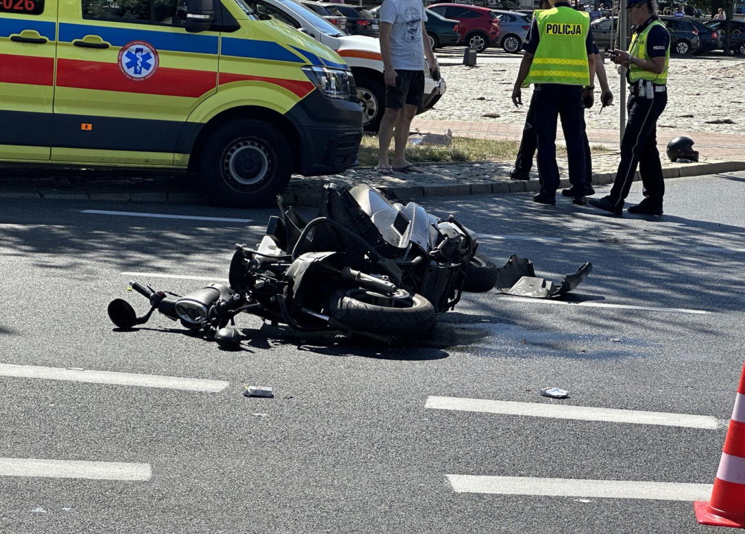 Koszmarny wypadek w Śródmieściu. Dwie osoby ranne, droga zablokowana