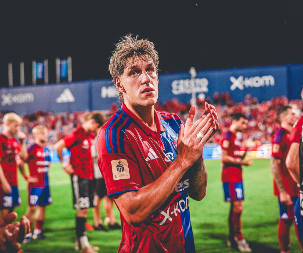 Patryk Makuch klaszcze po meczu Rakowa Częstochowa. O formie napastnika przeczytasz na SE Supersport.