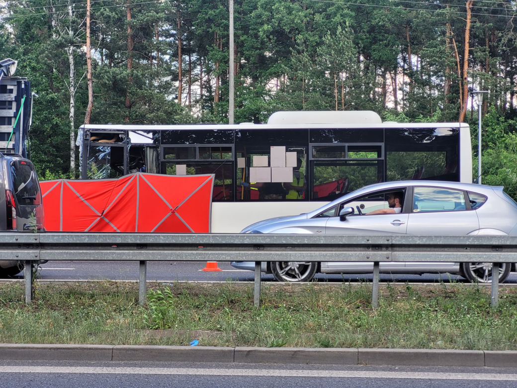 Tragiczny wypadek w Ząbkach. Autobus miejski zderzył się z ciężarówką