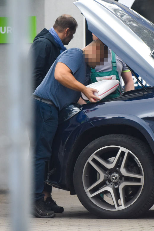 Karolak- gdzie masz maseczkę!? Tomasz Karolak na stacji benzynowej bez maseczki.