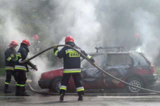 Koszmarny wypadek w Poznaniu. W samochodzie wybuchł pożar! Dwie osoby spłonęły żywcem