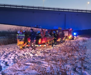 Na rzece załamał się lód. Kobieta i mężczyzna wpadli do lodowatej wody, walczyli o życie