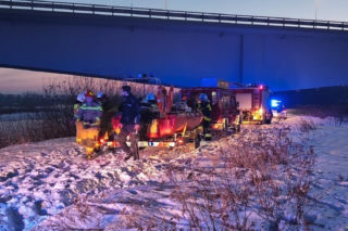 Na rzece załamał się lód. Kobieta i mężczyzna wpadli do lodowatej wody, walczyli o życie