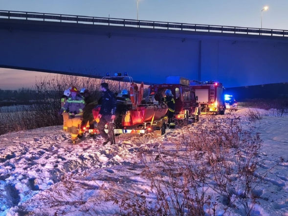 Na rzece załamał się lód. Kobieta i mężczyzna wpadli do lodowatej wody, walczyli o życie