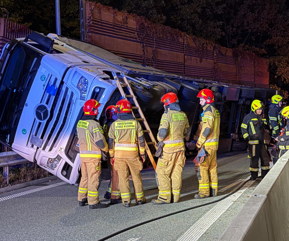 Kolizja ciężarówki z czipsami na S17. Przewrócony pojazd na wiele godzin sparaliżował ruch