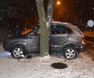 Wypadek w Krośnie: Hyundai uderzył w drzewo