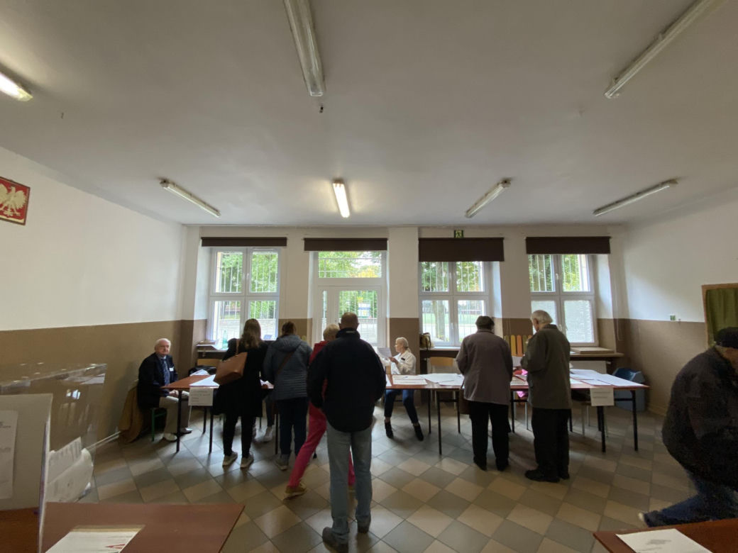 Wybory 2023. Sprawdź, ile osób pojawiło się w łódzkich lokalach wyborczych