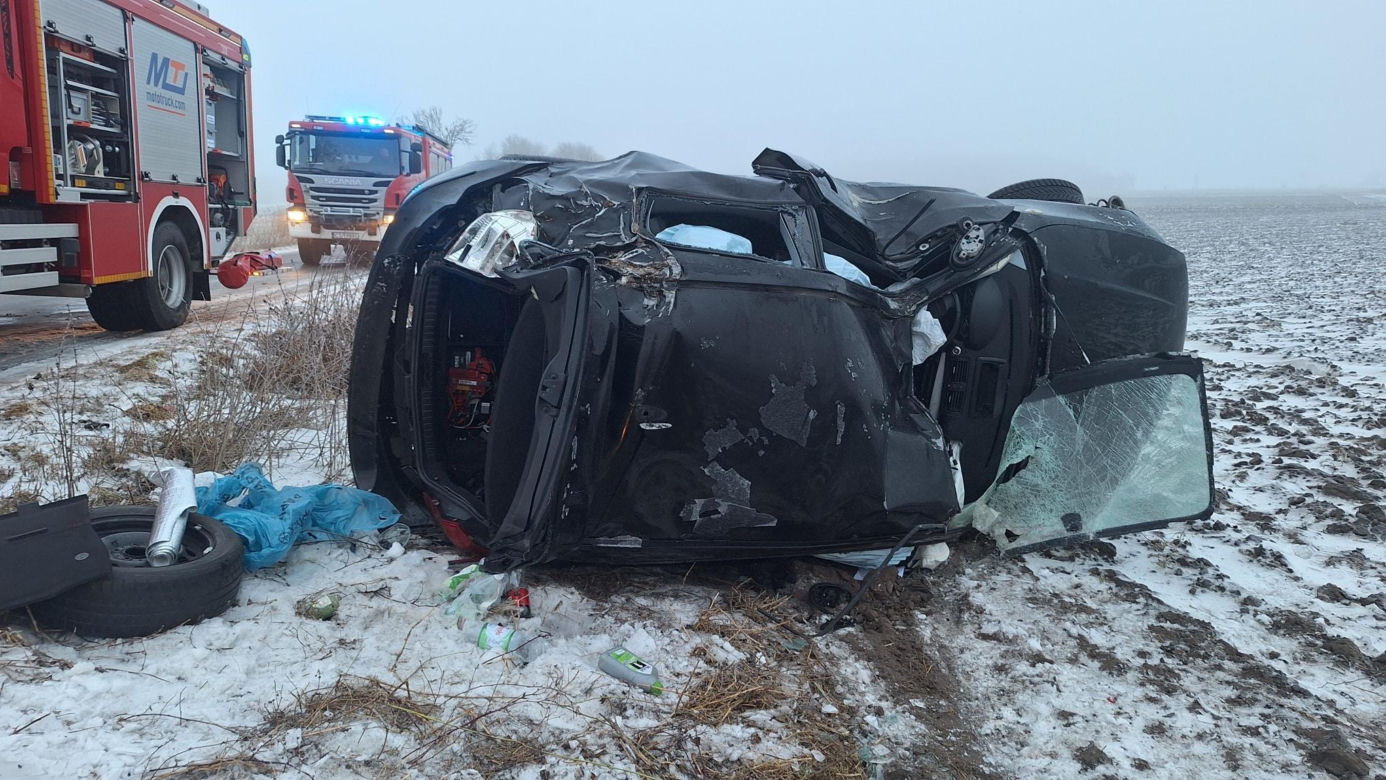 BMW wypadło z drogi i dachowało! Jedna osoba trafiła do szpitala [ZDJĘCIA]