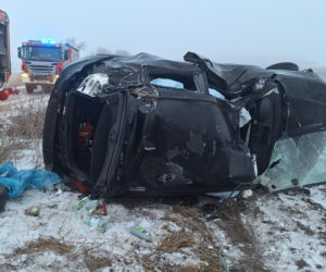 BMW wypadło z drogi i dachowało! Jedna osoba trafiła do szpitala [ZDJĘCIA]