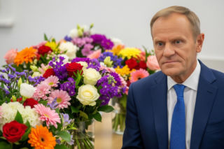 Donald Tusk świętuje Dzień Kobiet. Ilu kobietom wręczył kwiaty premier?