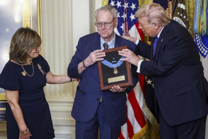 Ludzie poruszeni wyczynem żołnierza, którego pośmiertnie odznaczył Trump