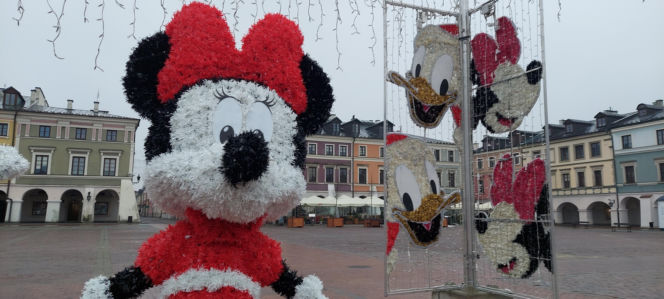 Bajkowa instalacja przed zamojski ratuszem