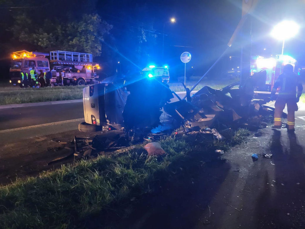 Samochód wbił się w przydrożny słup. Nie żyją dwie osoby, auto rozpadło się na pół