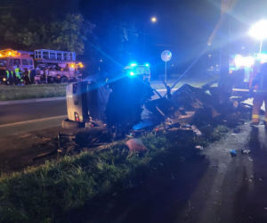 Samochód wbił się w przydrożny słup. Nie żyją dwie osoby, auto rozpadło się na pół
