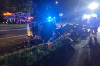 Samochód wbił się w przydrożny słup. Nie żyją dwie osoby, auto rozpadło się na pół