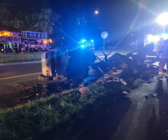 Samochód z impetem wbił się w słup. Nie żyją dwie osoby