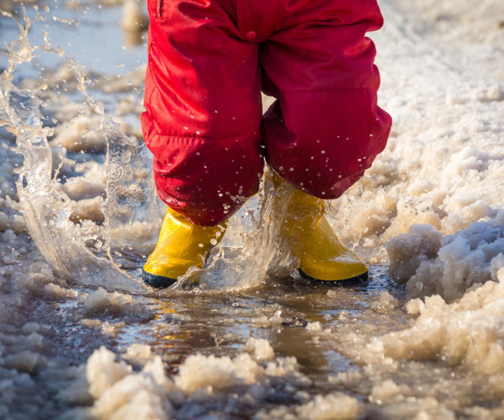 Roztopy i kałuże wszędzie. Czy kalosze to dobry wybór przy 3–7°C?