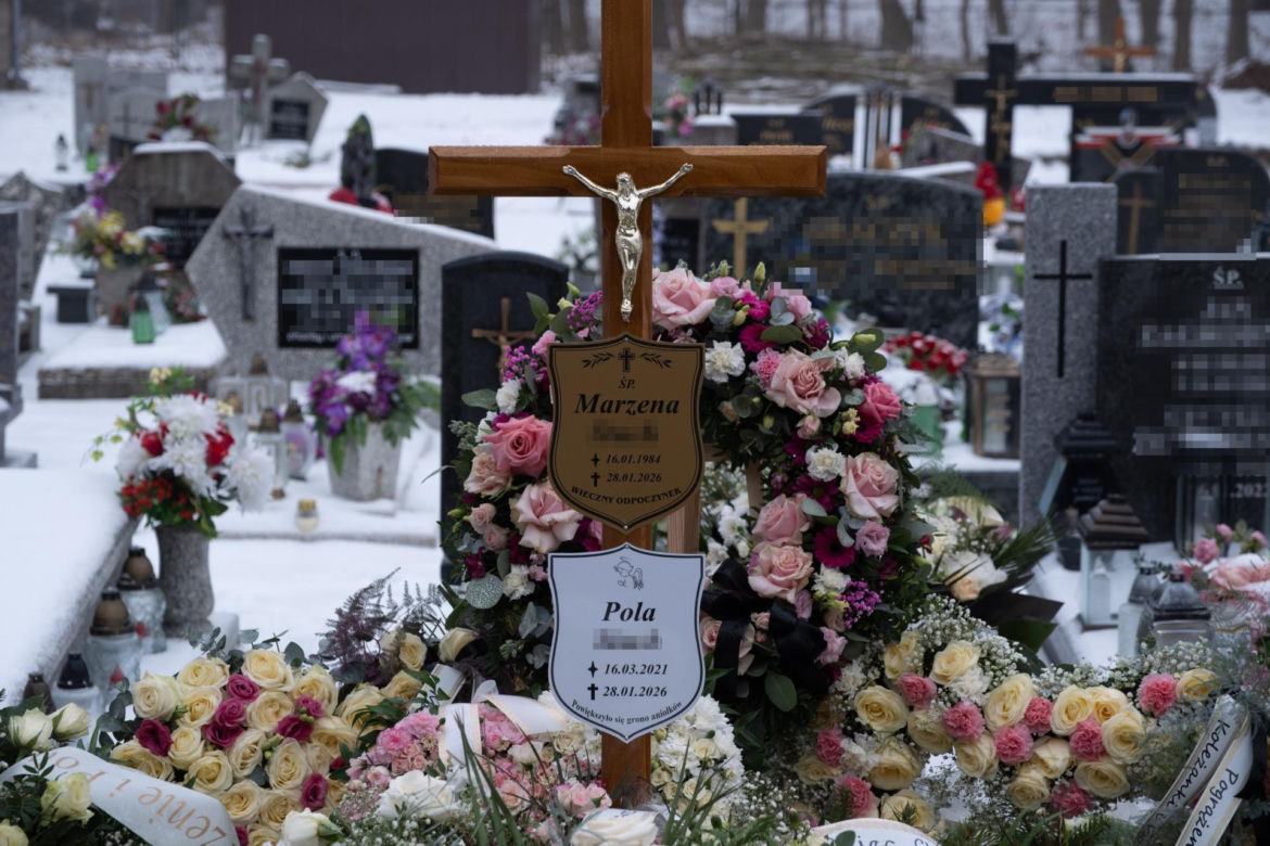 Mama i córka spoczęły w jednym grobie.