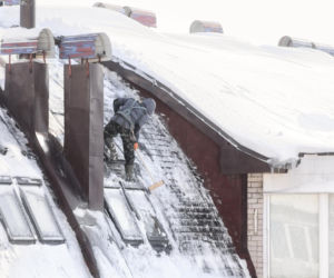 Aktualne ceny odśnieżania dachu 2025. Ile kosztuje dziś taka usługa?
