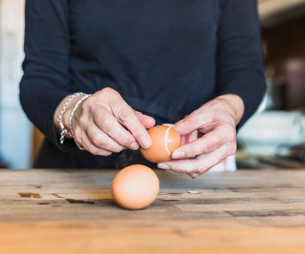 Nie ocet ani sól. Dodaj do gotowania jajek, a skorupka zejdzie bez problemu