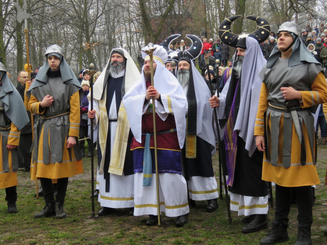 Misterium Męki Pańskiej na kalwaryjskim wzgórzu w Piekarach Śląskich