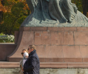 Joanna i Jacek Kurscy na rodzinnym spacerze w warszawskich Łazienkach Królewskich