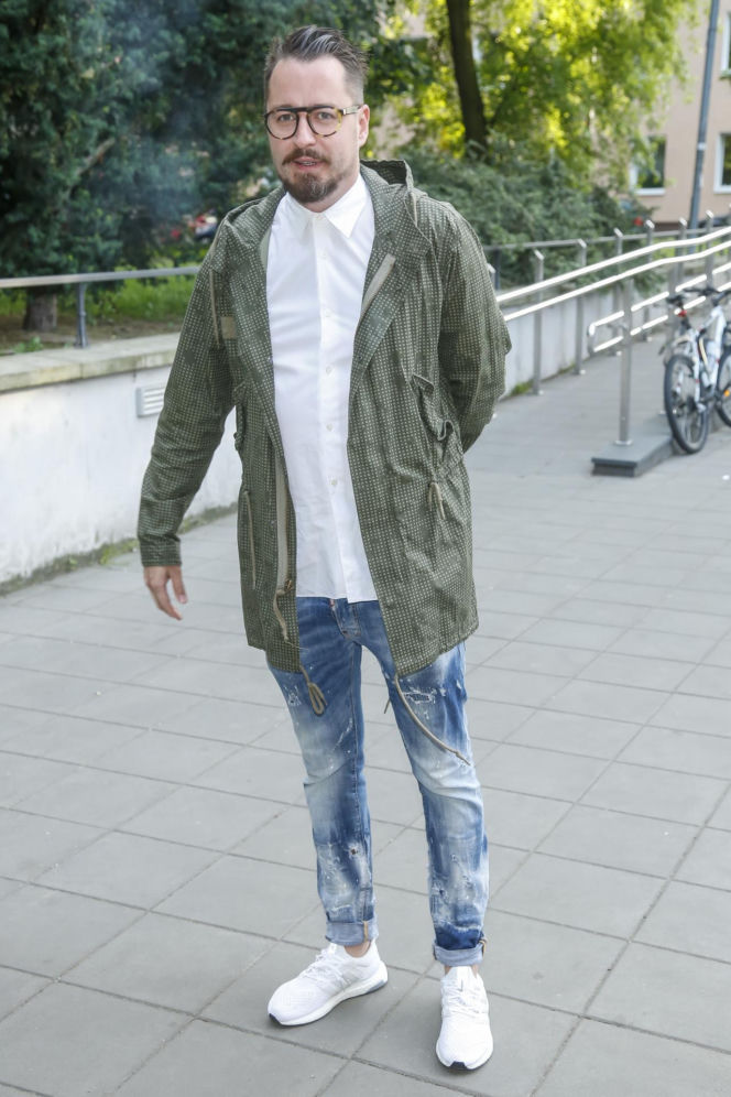 Tak na początku kariery wyglądał Piotr Kędzierski. Dziś trudno go rozpoznać na starych zdjęciach