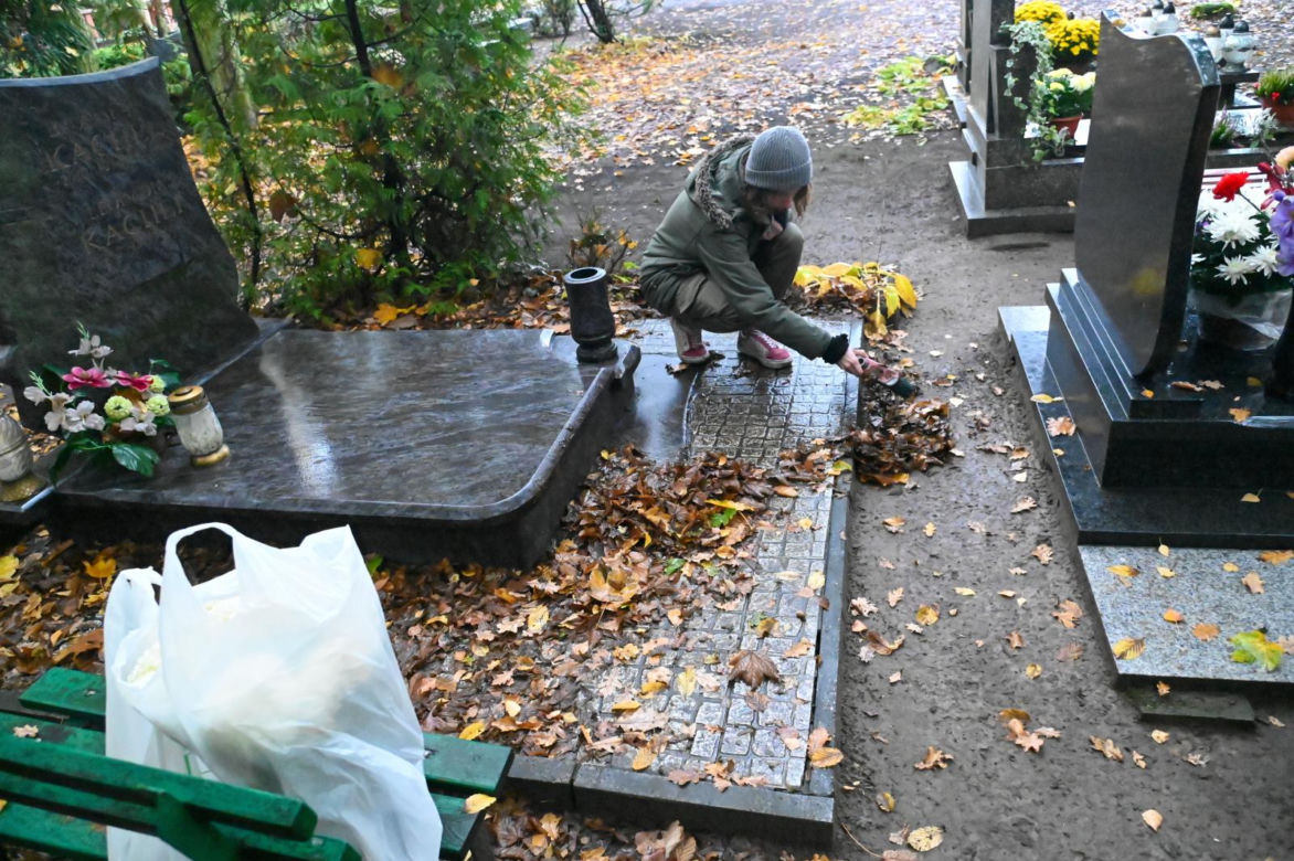 Porządki na Cmentarzu Centralnym w Szczecinie