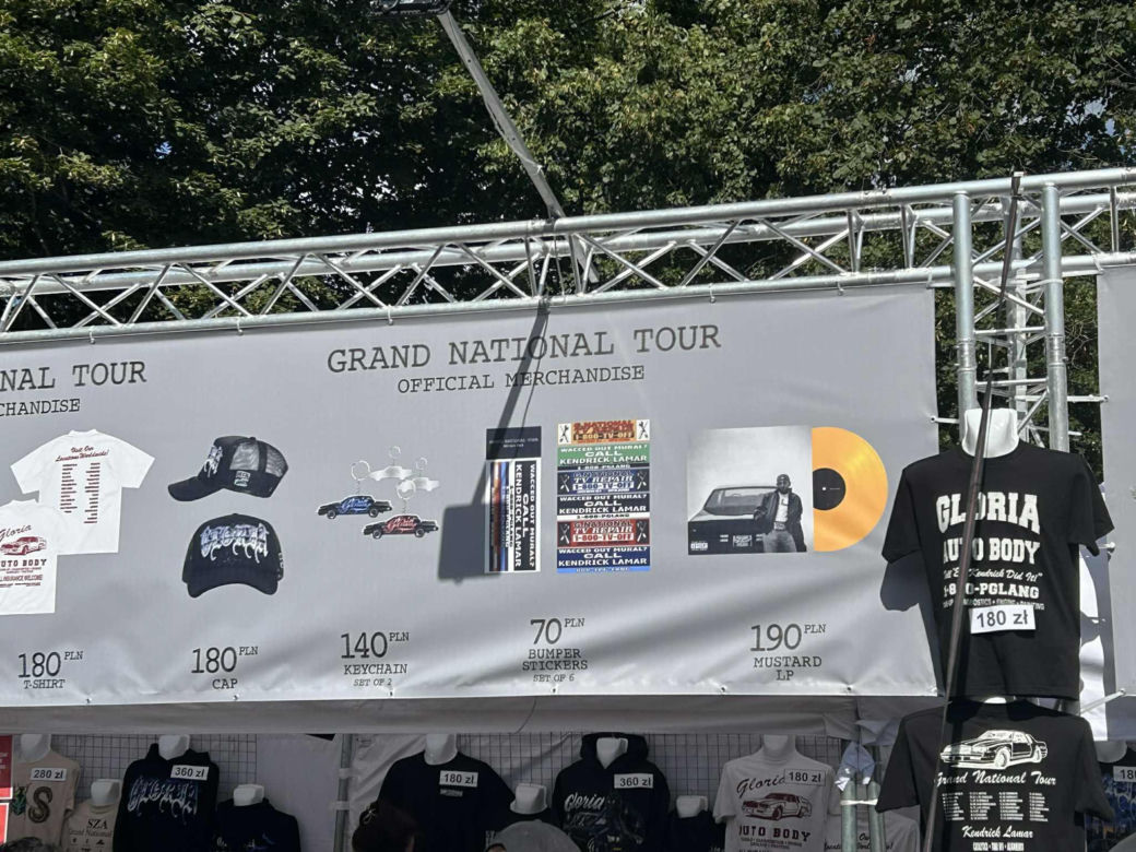 Ceny merchu na koncercie Kendricka Lamara. Tyle trzeba zapłacić za koszulki, bluzy i inne gadżety
