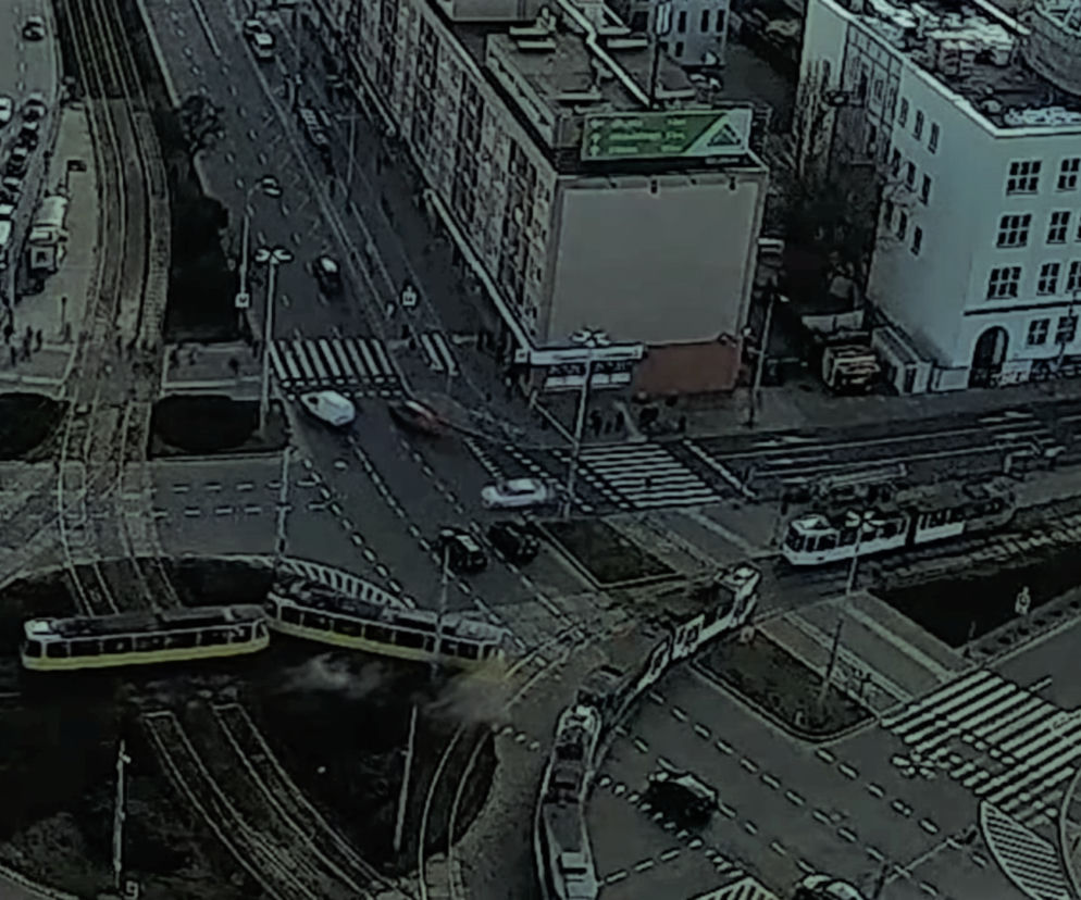Tramwaj zatrzymał się na słupie 